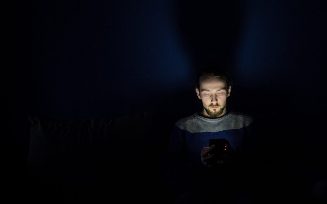 ¿Es peligroso el uso del móvil en la oscuridad?